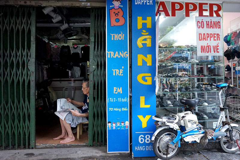 Người[-]đọc[-]tin[-]tức[-]báo[-]in[-]đang[-]dần[-]mai[-]một[-]ở[-]Thủ[-]đô